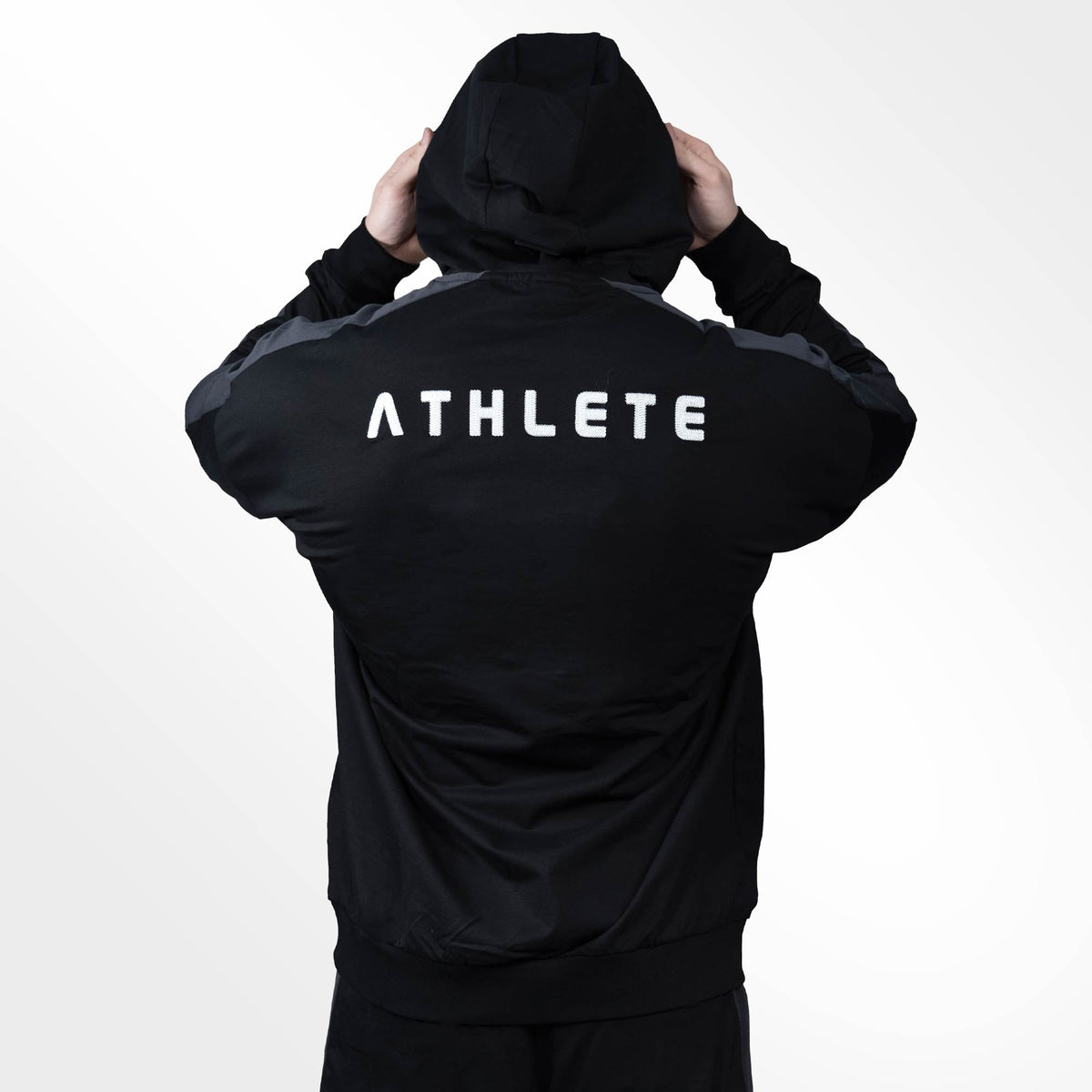 Ön HIQ logo, arxa “Athlete” naxışlı premium idman geyimi – stil, rahatlıq və yüksək keyfiyyəti birləşdirir.