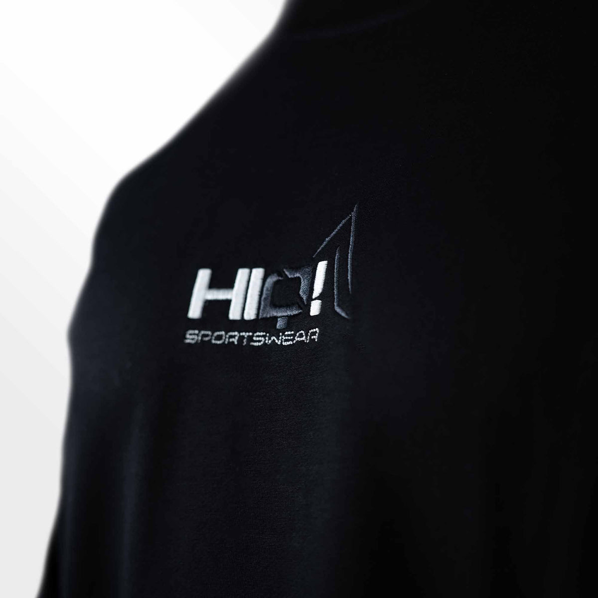 Ön HIQ logo, arxa “Q” detayı, %75 pambıq, %20 polyester, %5 elastan – rahat, elastik və davamlı idman geyimi.