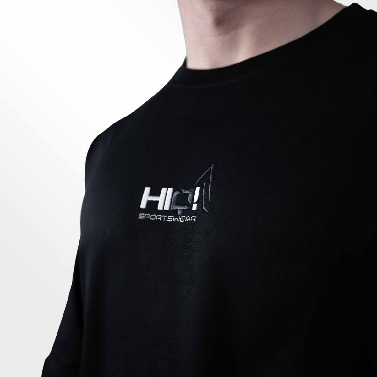 Ön HIQ logo, arxa “Q” detayı, %75 pambıq, %20 polyester, %5 elastan – rahat, elastik və davamlı idman geyimi.