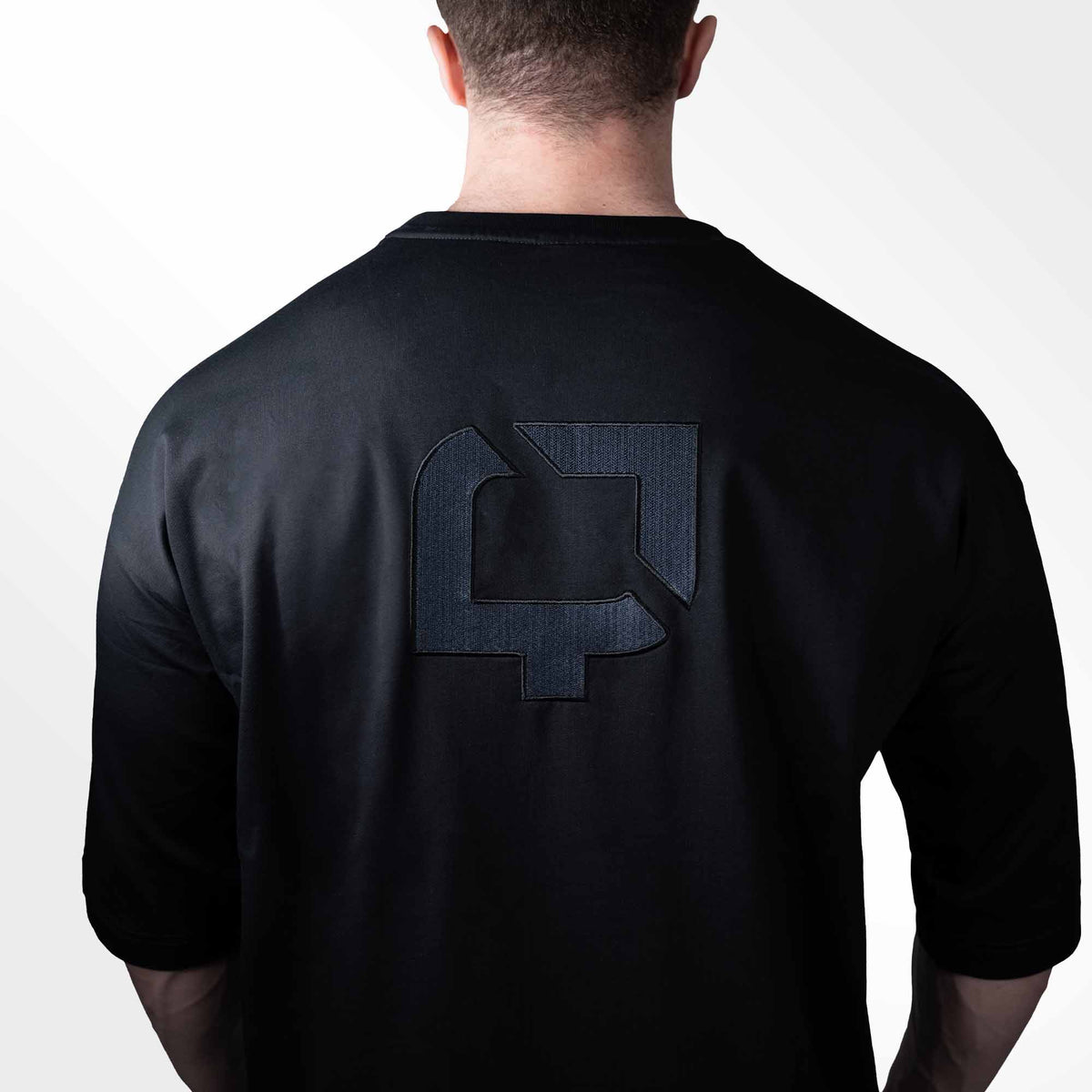 Ön HIQ logo, arxa “Q” detayı, %75 pambıq, %20 polyester, %5 elastan – rahat, elastik və davamlı idman geyimi.